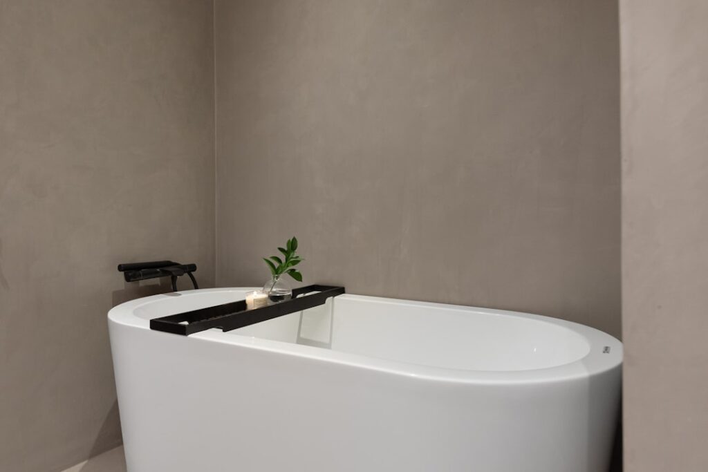 Meer ruimte en rust: zo richt je een zeer kleine badkamer in