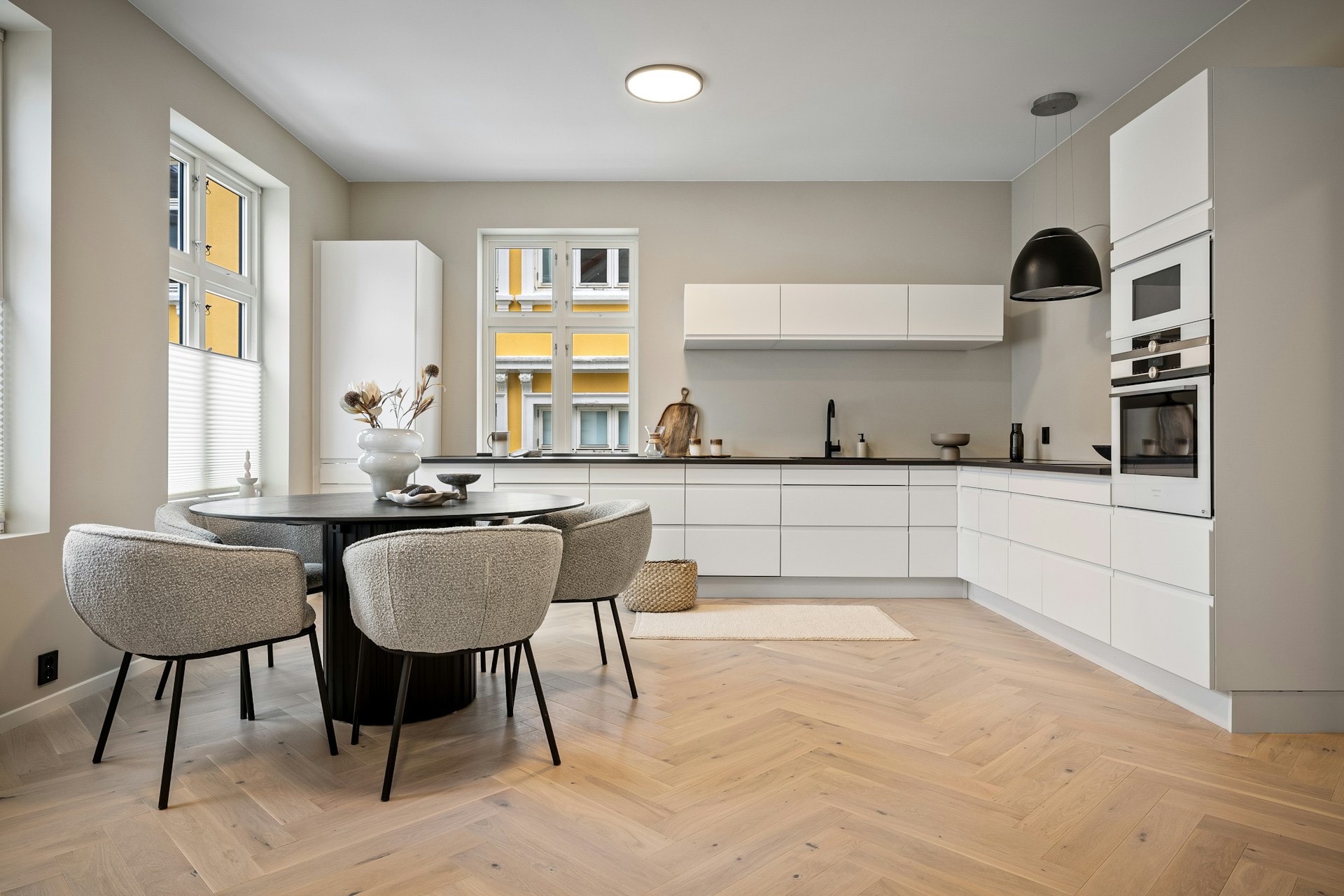Een minimalistische witte keuken? Dat hoeft helemaal niet saai te zijn